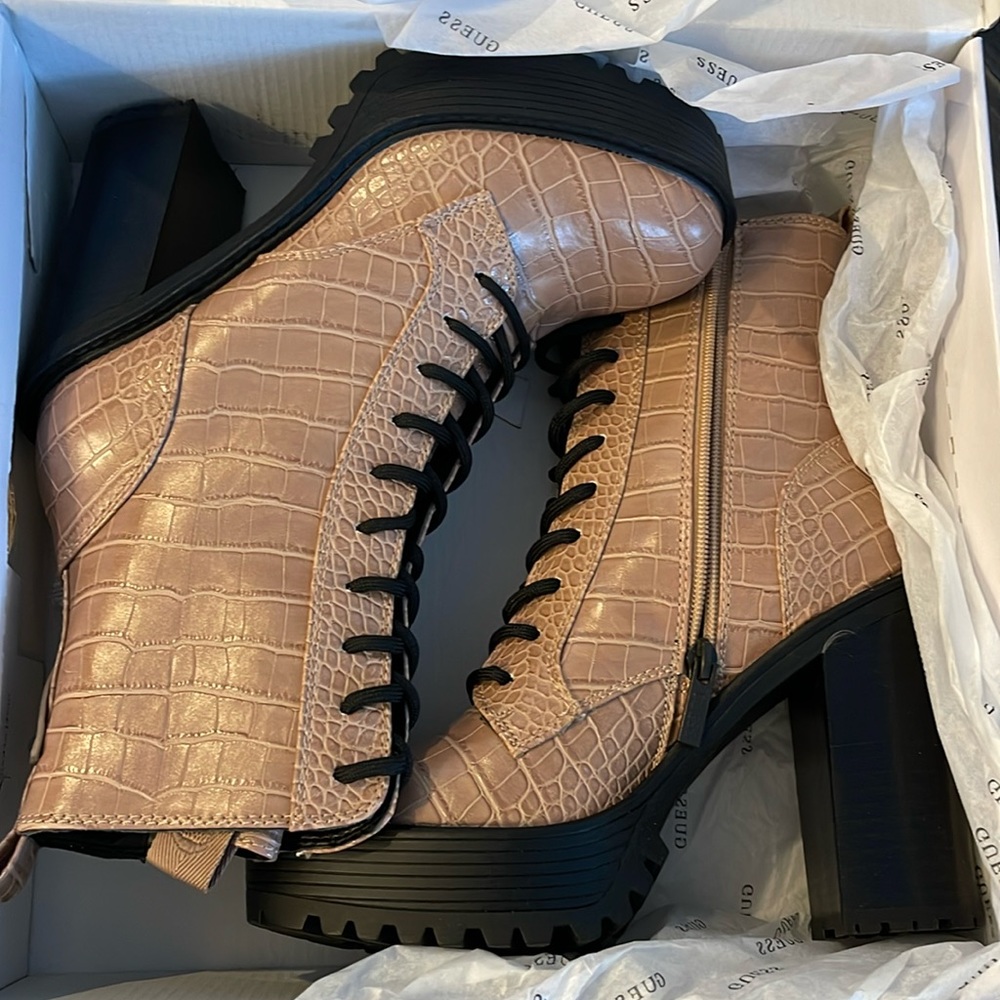 New in box guess boots
